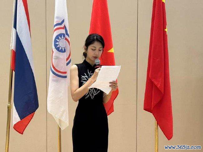 好意思女棋手张熙源主捏了今天的开棋典礼